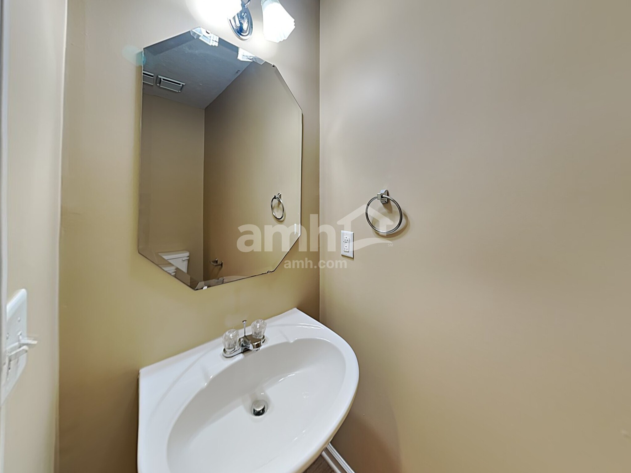 Building Photo - 1665 Saint Andrews Dr