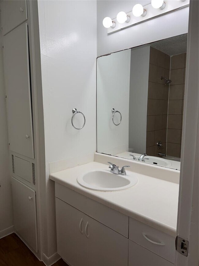 Building Photo - 4714 Creek Bend Dr