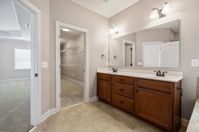 Building Photo - Stunning rental home in beautiful Ardrey Crest