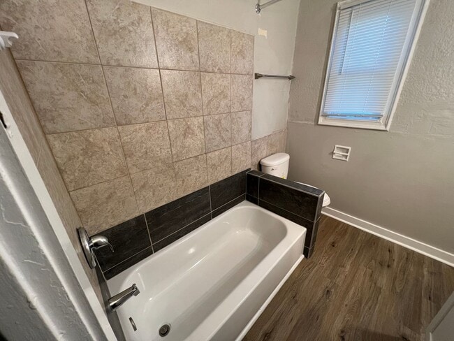 Building Photo - Charming 2 Bed 1 Bath