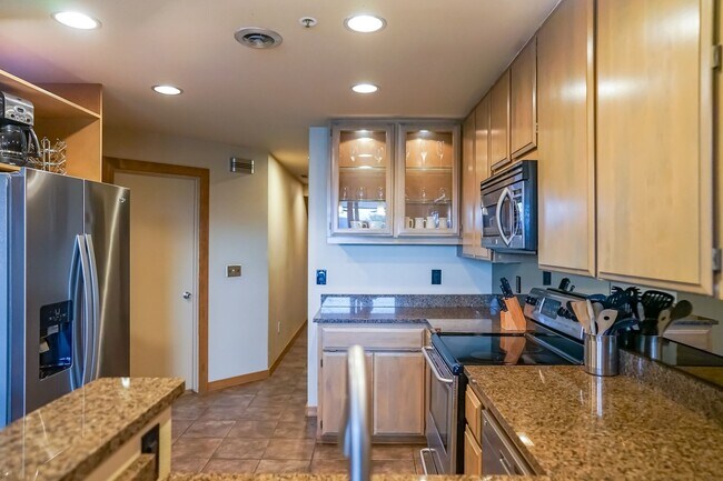 Building Photo - Furnished condo with a view of the lake an...