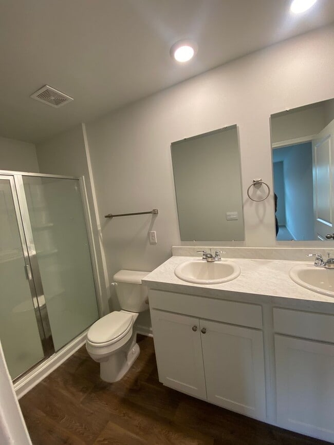 Building Photo - 3 bed 2.5 bath!