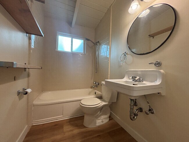 Building Photo - 3/1 in East Davis, New windows, new floors, new paint!