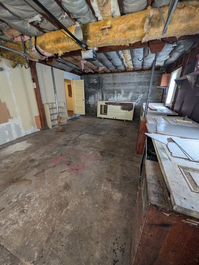 Building Photo - A Quarky Bremerton Original! Tons of Space...