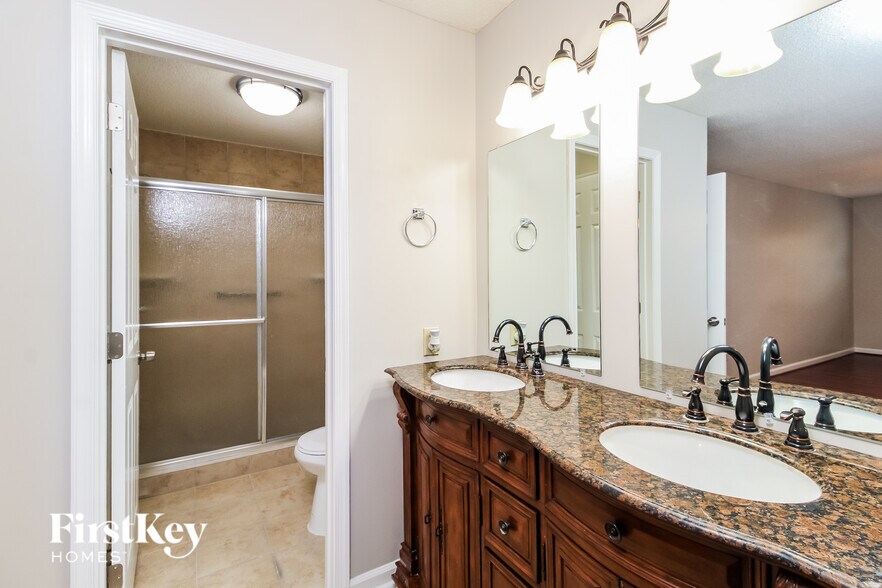 Building Photo - 3005 Manchester Dr