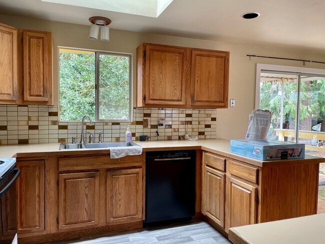 Building Photo - Charming 3 Bed 2.5 Bath Home in Newcastle