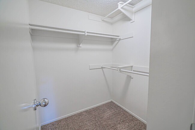 Building Photo - Santa Fe Double Primary Condo in Valencia!