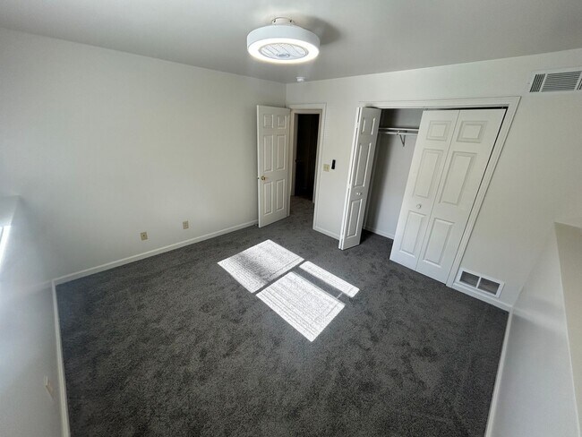 Building Photo - 2 bedroom, 1.5 bath Townhouse style apartm...