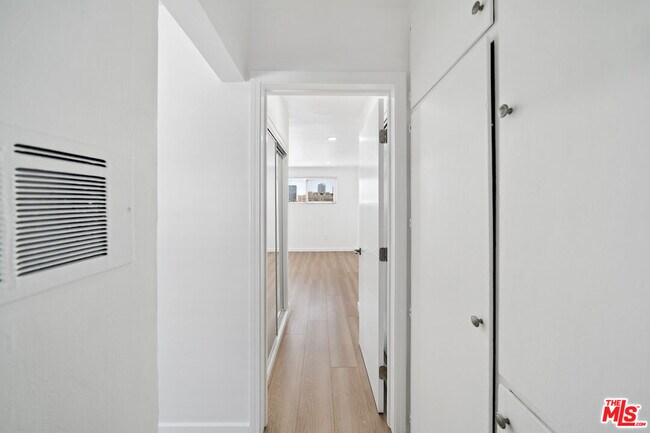 Building Photo - 252 S New Hampshire Ave