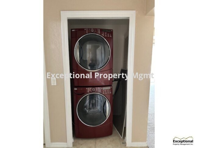 Building Photo - First Month Free! 2 Bedroom 2 bath Convenient Location! WATER INCLUDED!!