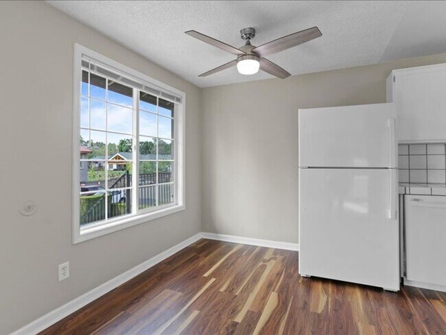 Building Photo - 526 S 40th Ave