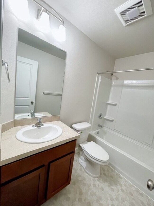 Building Photo - 137-137 Willow View Circle