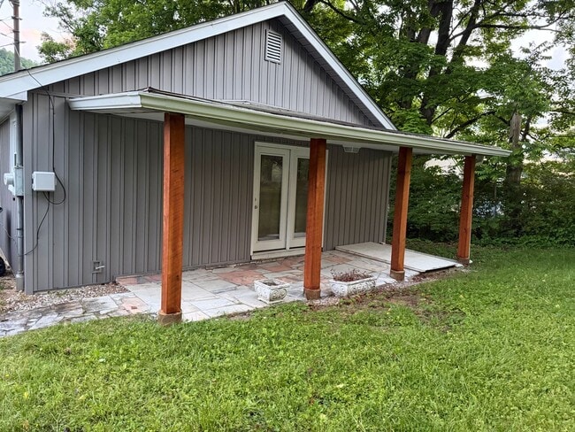 Building Photo - 2 Bedroom / 1 Bath Home Bristol, TN