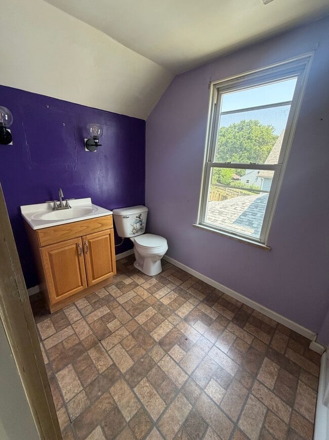 Building Photo - 4 bedroom with fenced-in yard in Washington