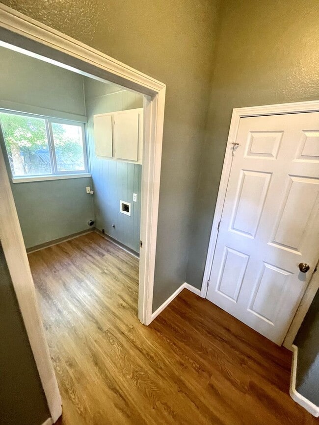 Building Photo - 3 bedroom 2 bathroom house