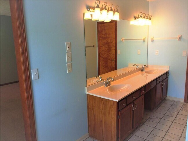 Building Photo - 4865 Camberbridge Dr