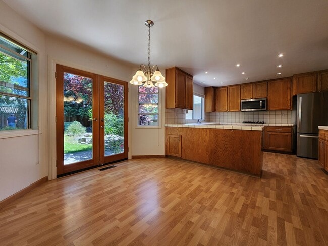 Building Photo - Spacious 4 Bed / 3 Bath Windsor Home
