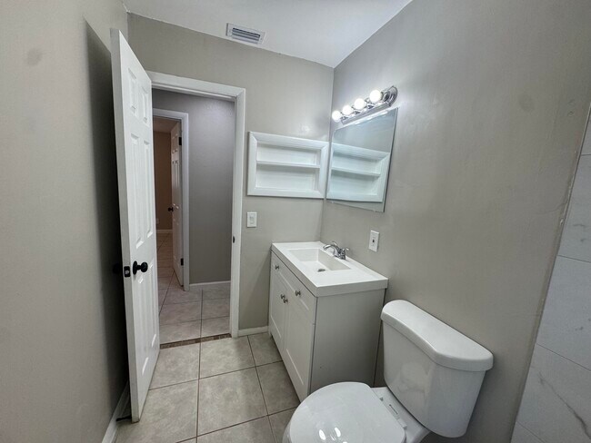 Building Photo - 8821 Dania Dr