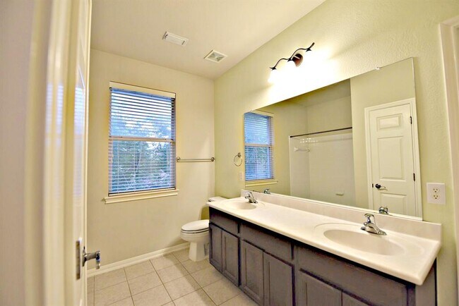 Building Photo - 15520 Interlachen Dr