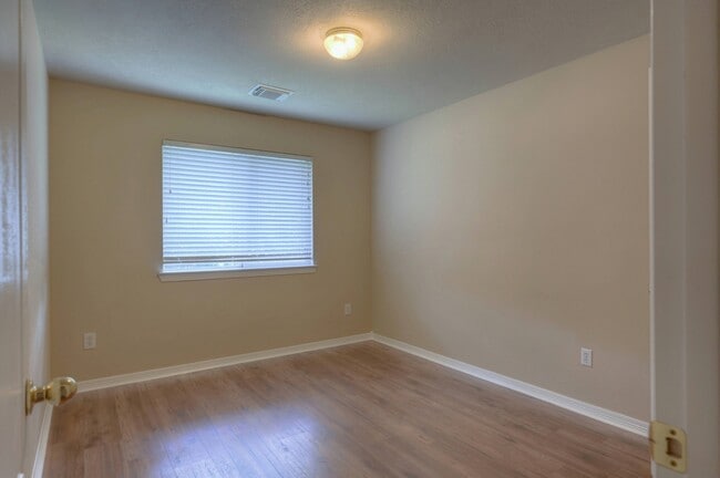 Building Photo - 21803 Manor Ct Dr
