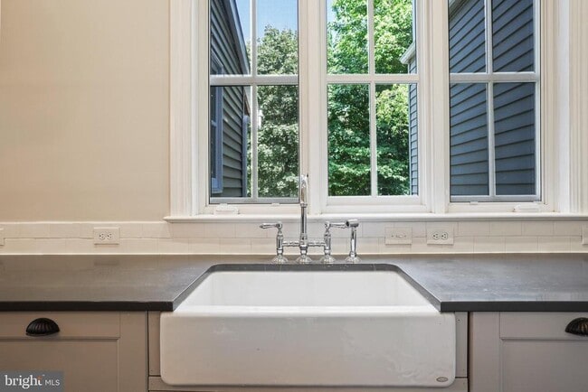 Building Photo - 12 Murray Pl