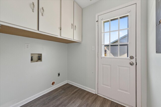 Building Photo - 727 Acorn Dr