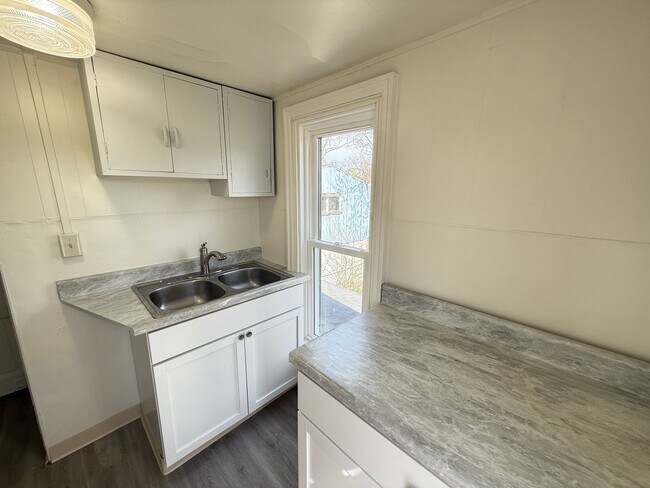 Building Photo - Freshly Renovated 1-Bedroom-Convenient Loc...