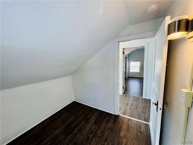 Building Photo - 140 E Oneida St