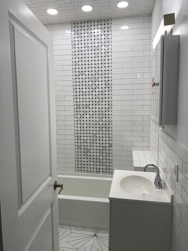 Building Photo - 801 W 28th St