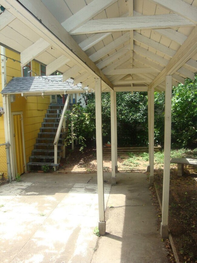 Building Photo - F22
