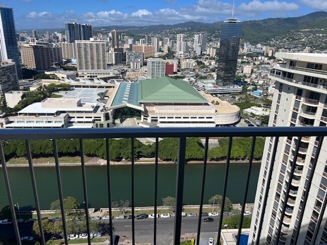 Building Photo - Panoramic Views of Waikiki from the Roof T...