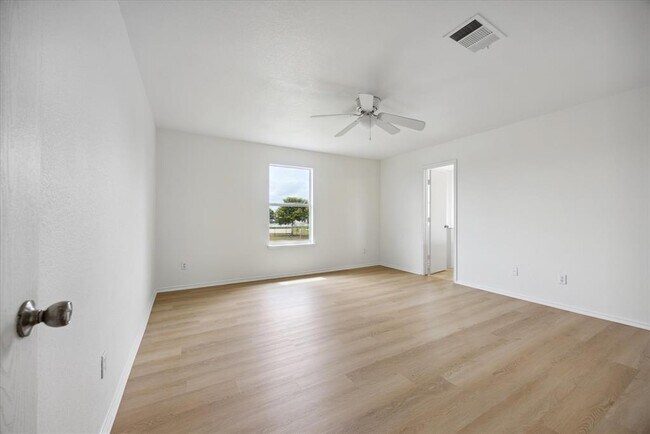 Building Photo - 210 Waterlily Way