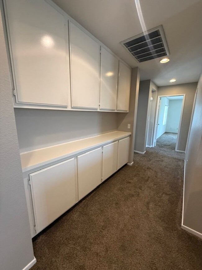 Building Photo - Beautiful Home located in Sunbow