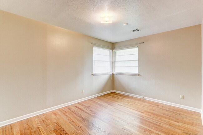 Building Photo - Spacious 3-Bedroom Home with a Fenced Yard...