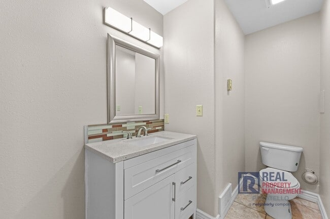 Building Photo - Beautiful 4 Bedroom Single Family Home For...