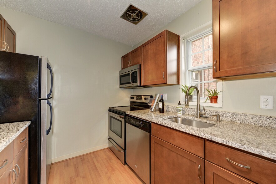 Kitchen - 1618 W Abingdon Dr