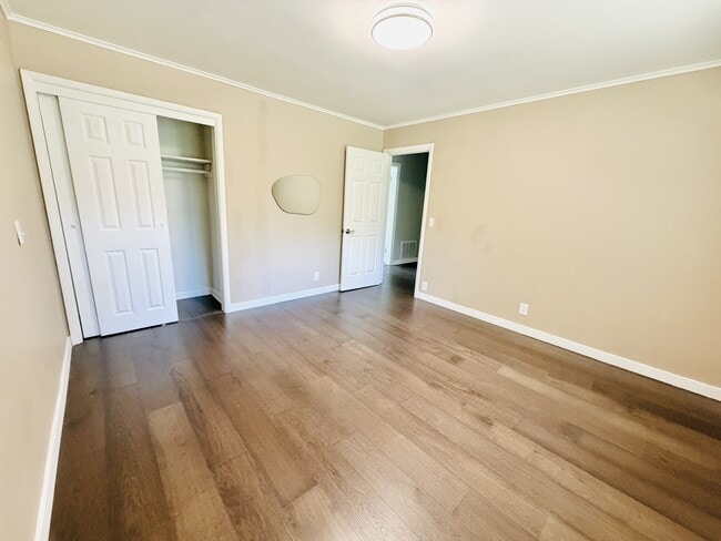 Building Photo - 836 Delverton Rd