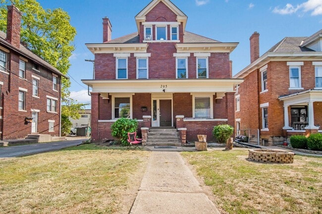 Primary Photo - Massive Newly Renovated 11-Bedroom House o...