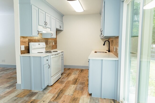 Building Photo - 811 Matchett St