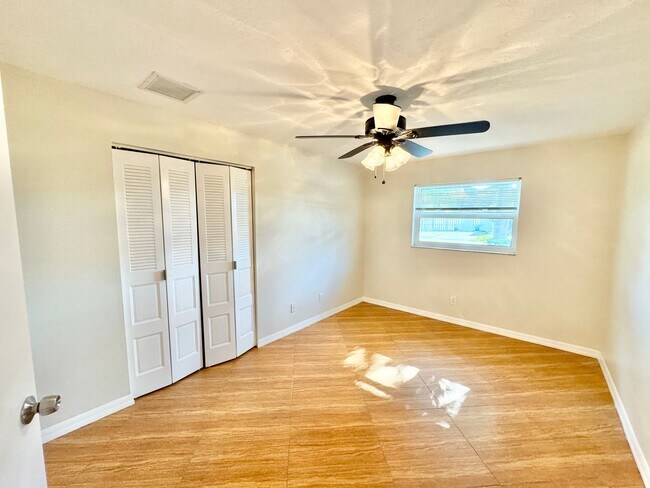 Building Photo - ** CENTRAL NAPLES ** 3 BED + DEN / 2 BATH ...