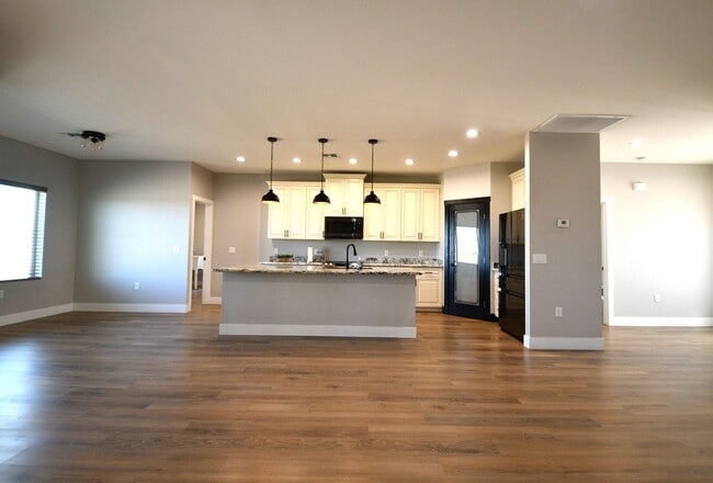 Building Photo - 21144 LEAVITT Ln