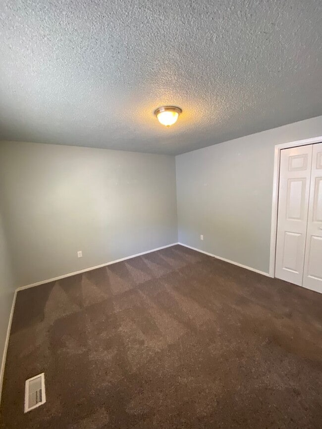 Building Photo - Ready first of June / 3 bedroom 2 bathroom...
