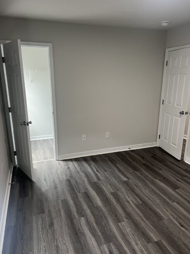 Building Photo - Spacious 6-Bedroom Home with 3 Bathrooms i...