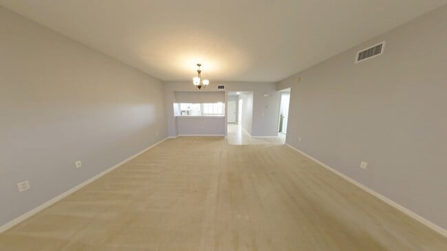 Building Photo - 1200 Country Club Dr