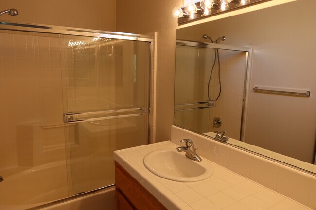 Building Photo - 10100 Grand View Summit Dr