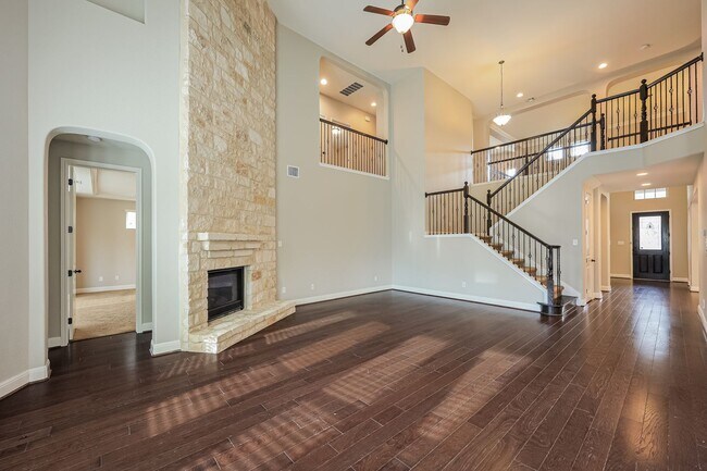 Building Photo - 5 Bedrooms and 3+ Living Spaces!