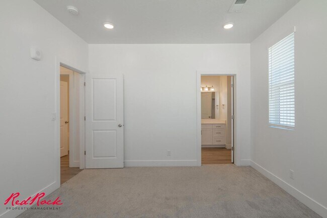 Building Photo - Pet Friendly 2 Bedroom Condo in Desert Color!