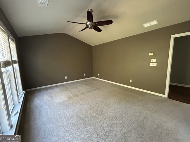 Building Photo - 706 Oracle Dr NE