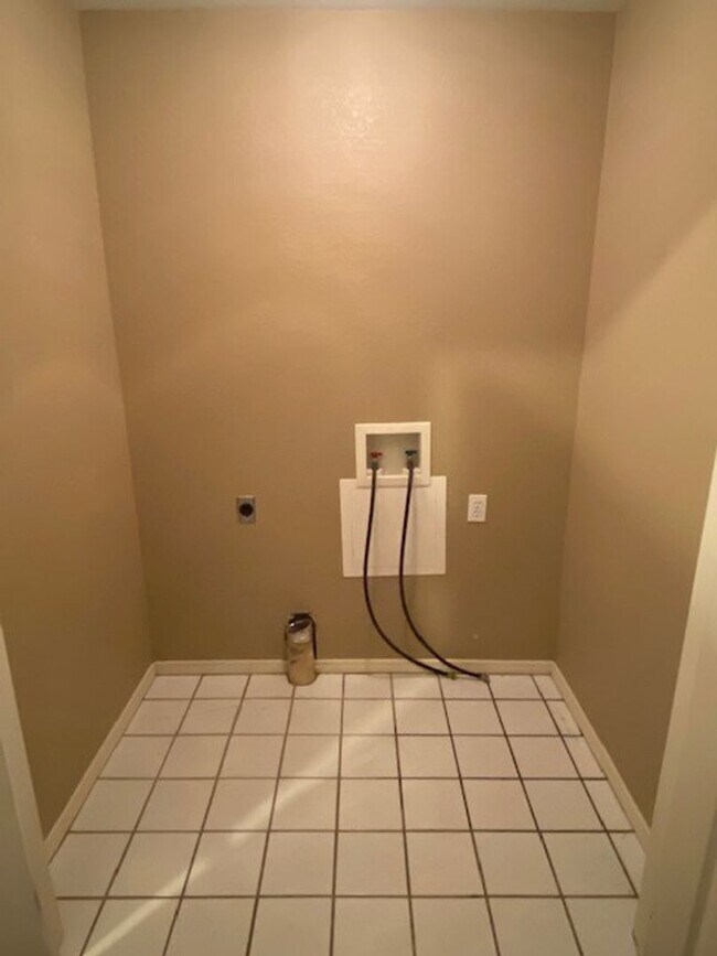 Building Photo - Cute 3 Bedroom Duplex Coming Available!