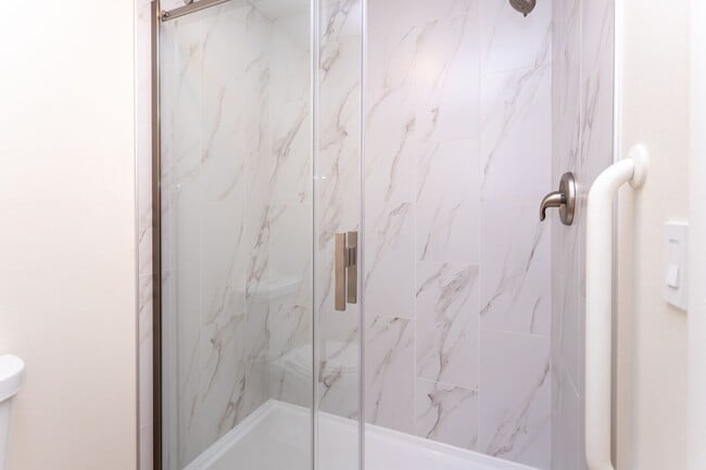 Building Photo - Spacious & Bright Broadmoor Townhome with Covered Deck!